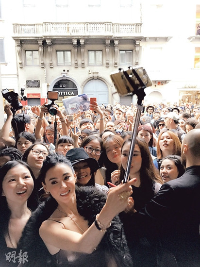 张柏芝看秀后与粉丝自拍陈乔恩穿白裙展好身材(图)