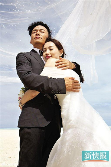 王宝强与爱妻婚纱照曝光两人海边依偎图