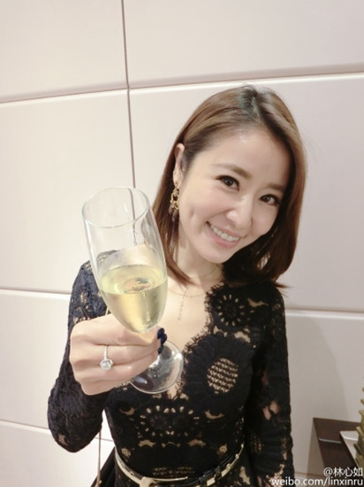 �����紩͸��ȹ�����ԸоپƱ�¶����Ц�ݣ�ͼ��