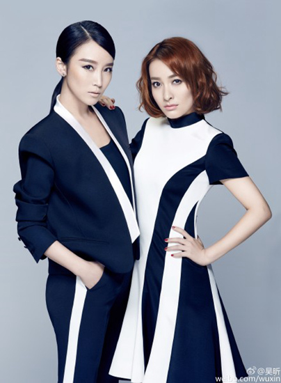 吴昕与谢楠合拍写真穿黑色性感长裙搞怪图
