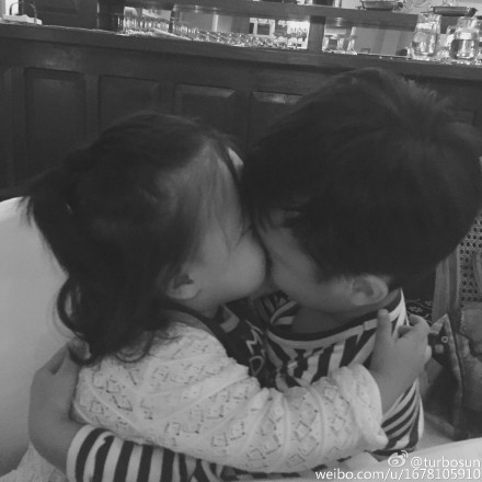 孙俪曝女儿用杯子拍蟑螂称其是“女汉子”(图)