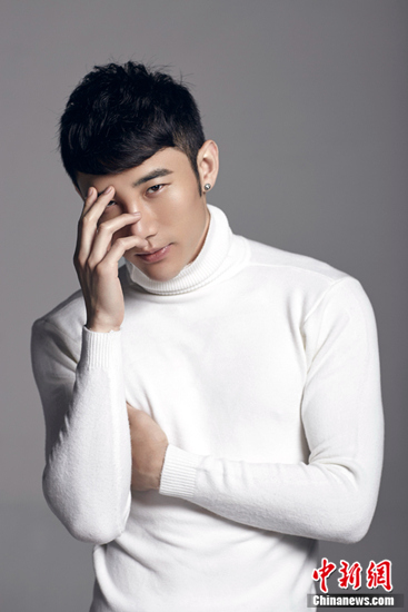 演员丁一写真曝光眼神温柔嘴角露迷人笑容