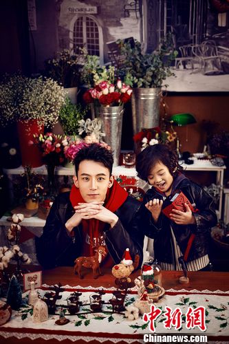 陈希郡与萌娃张艺瀚圣诞写真曝光瞪眼卖萌组图