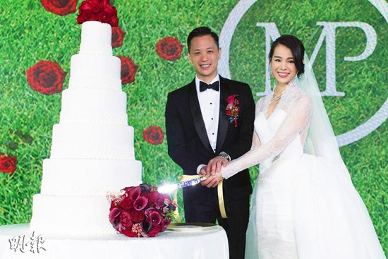 胡杏儿婚礼现场曝光穿白婚纱与老公切蛋糕图