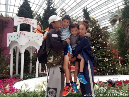 马景涛一家四口度假两爱子嬉戏打闹温馨(图)