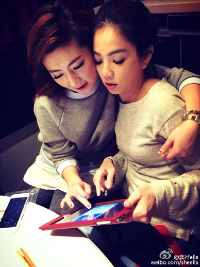 Selina紧搂Ella点菜姐妹俩亲密贴脸(图)