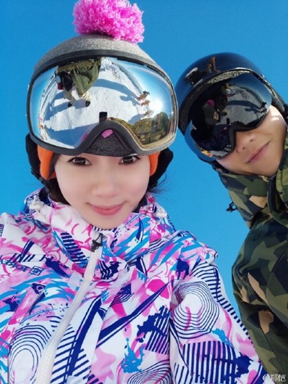 郑恺带女友与霍思燕一家滑雪踩单板酷炫十足(图)