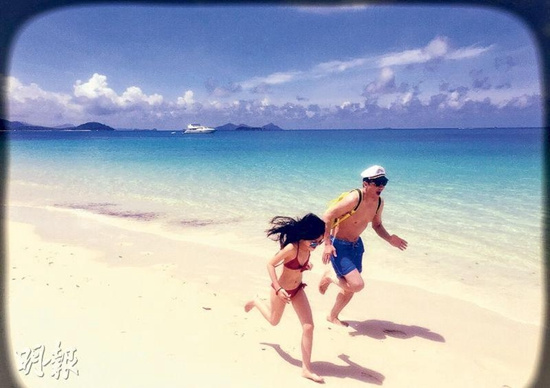 李亚鹏与爱女沙滩狂跑李嫣修长美腿成焦点(图)