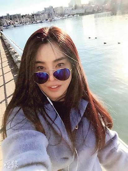 48岁王祖贤晒自拍长发披肩容颜姣好气质清丽(图)