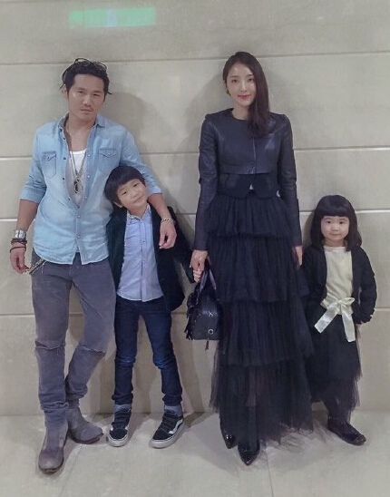 曹格晒全家合影妻子与爱女穿亲子裙美丽动人(图)