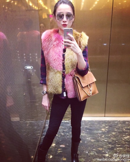 宋佳晒自拍耍宝卖萌头戴花朵墨镜下拉(图)