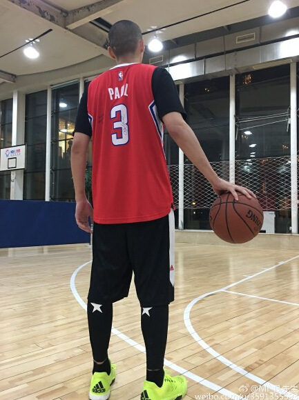 吴亦凡穿保罗球衣单手抓球:命中率不是问题(图)