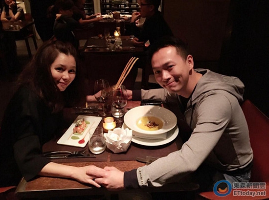 徐若瑄与老公享用烛光晚餐二人牵手笑容甜蜜(图)