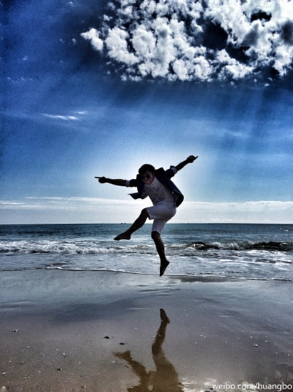 黄渤沙滩上一跃而起网友调侃姿势太扭曲图