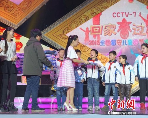 谭晶与支教老师同获公益奖二人约定角色互换(图)