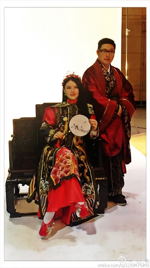 李湘晒与王岳伦合影秀恩爱穿红色古装造型喜庆(图)