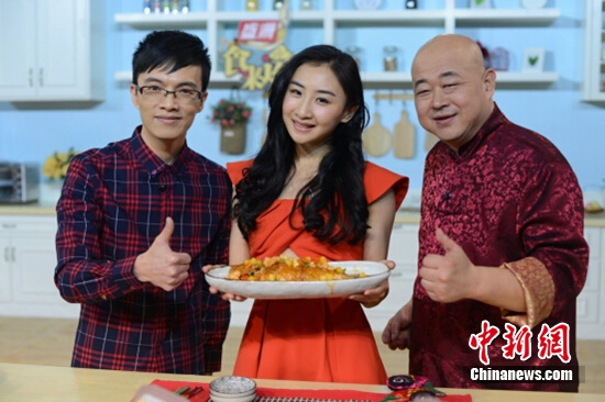 何雯娜录《食来运转》向名厨学做“年年有余”