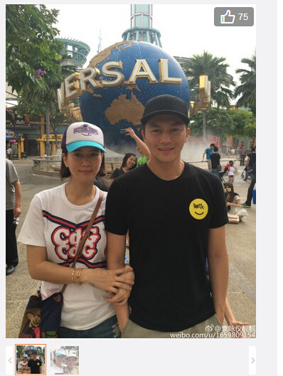 袁咏仪张智霖同游新加坡双手揽住老公左臂(图)