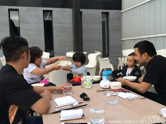 汪涵与邹市明聚餐儿子小沐沐出镜模样呆萌(图)