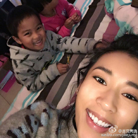 吉克隽逸小表弟表妹曝光网友:你家有没有白的