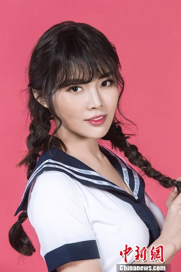 徐冬冬早期写真曝光似《喜剧之王》柳飘飘造型