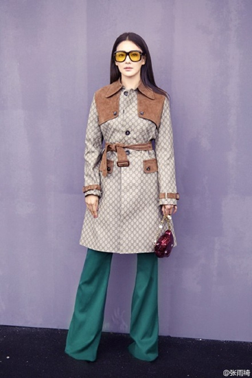 张雨绮穿男装亮相长风衣搭配阔腿裤造型前卫(图)