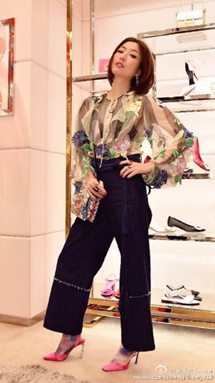 郑秀文穿透视装晒美照扬头对镜头摆Pose(图)