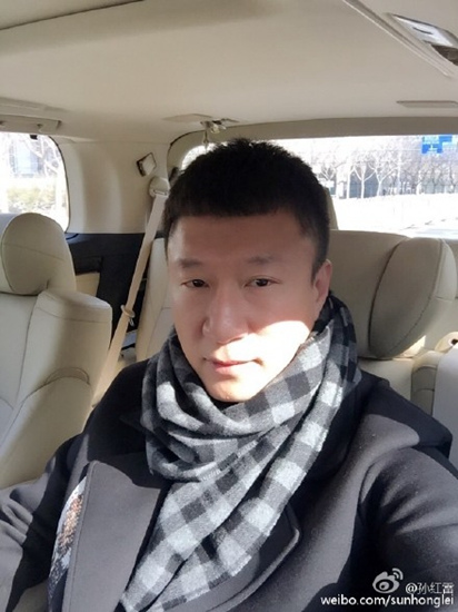 孙红雷戴格子围脖晒自拍网友:眼睛有点肿(图)