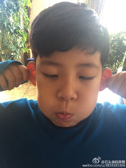 郭涛爱妻为儿子庆生石头揪耳朵卖萌图