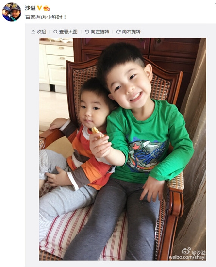 沙溢晒两个儿子合影 网友:好可爱啊,想抱抱(图)