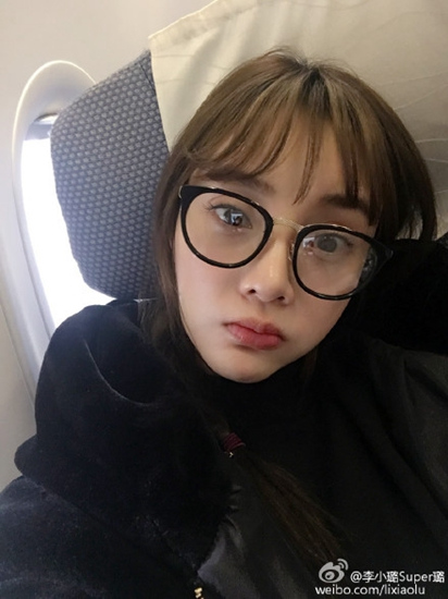 李小璐晒自拍鼓嘴巴呆萌 网友调侃:新晋网红(图)