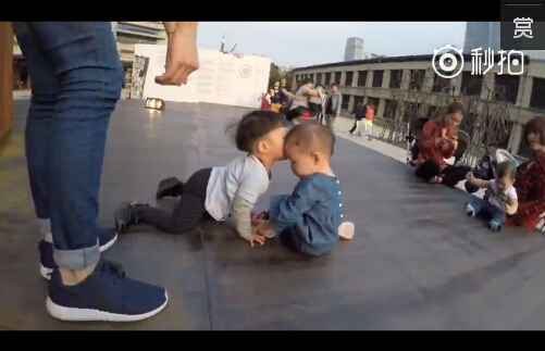 范玮琪爱子爬得飞快偷亲小女孩脸颊(图)