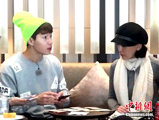 Henry初当“挑夫”压力大宋丹丹嫌弃戳其脑门