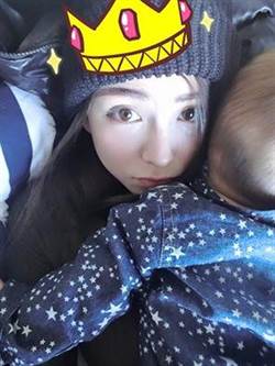 昆凌现身巴黎看时装秀称爱女已会叫“爸爸”(图)