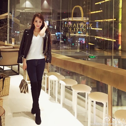 美照系P图?郭富城女友:桌子变形是原版设计(图)