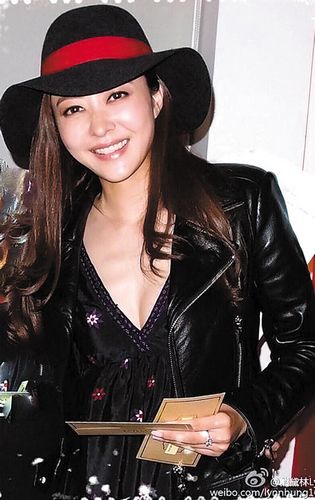 熊黛林宣布与男友订婚大方秀3克拉钻戒(图)