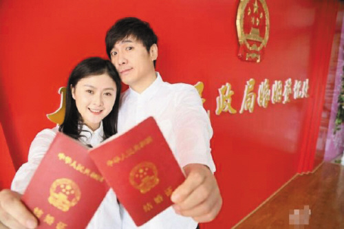 沈腾与相恋12年女友终成婚晒二人结婚证图