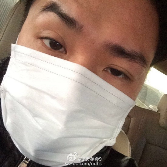 欧弟晒照搞怪挑眉网友:有故事的眉毛(图)