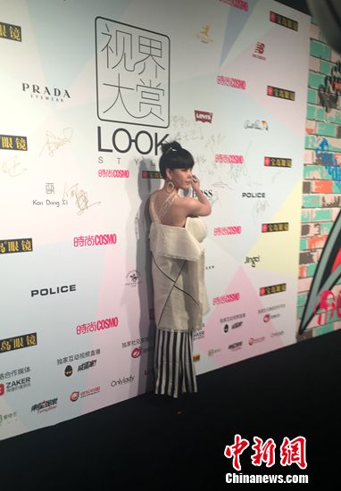 ��Ī��̸������񽱱�˵���и��֡������췽Ӧ��Ǹ