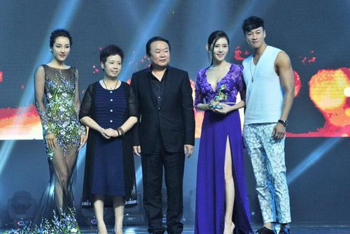 吴靖萱出席微博电影之夜为秋瓷炫与何润东颁奖