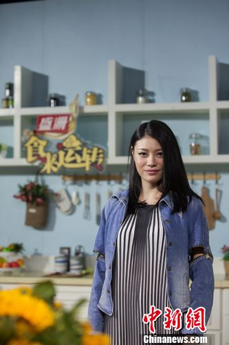 葛荟婕学做宫保藕丁称女儿爱吃酸甜口味菜