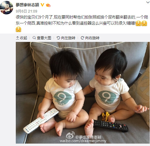 林志颖双胞胎儿子玩遥控器大笑露出可爱乳牙