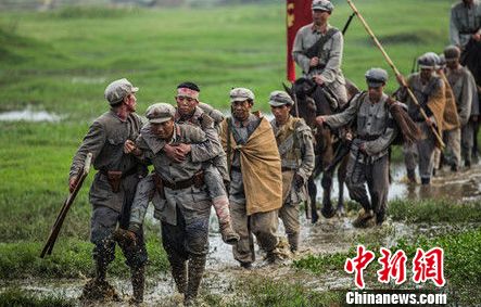 中新网10月8日电 近日,电视剧《长征大会师》对外发布纪录片,该剧采用