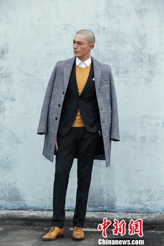 霍建华光头街拍BOSS范儿十足演绎秋冬时尚(图)