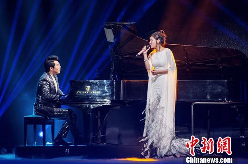 张靓颖带脚伤演唱与郎朗合作获赞