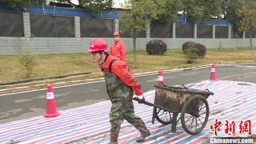 薛之谦苦中作乐一脸污垢自创“铲泥新节奏”