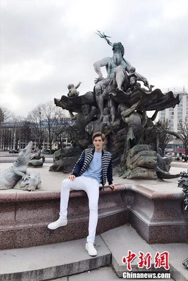 马维希赴德国旅行充电展露文艺深情一面