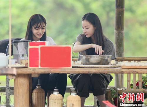 《向往的生活》倪妮化身帮厨能手杨颖制作创意饺子