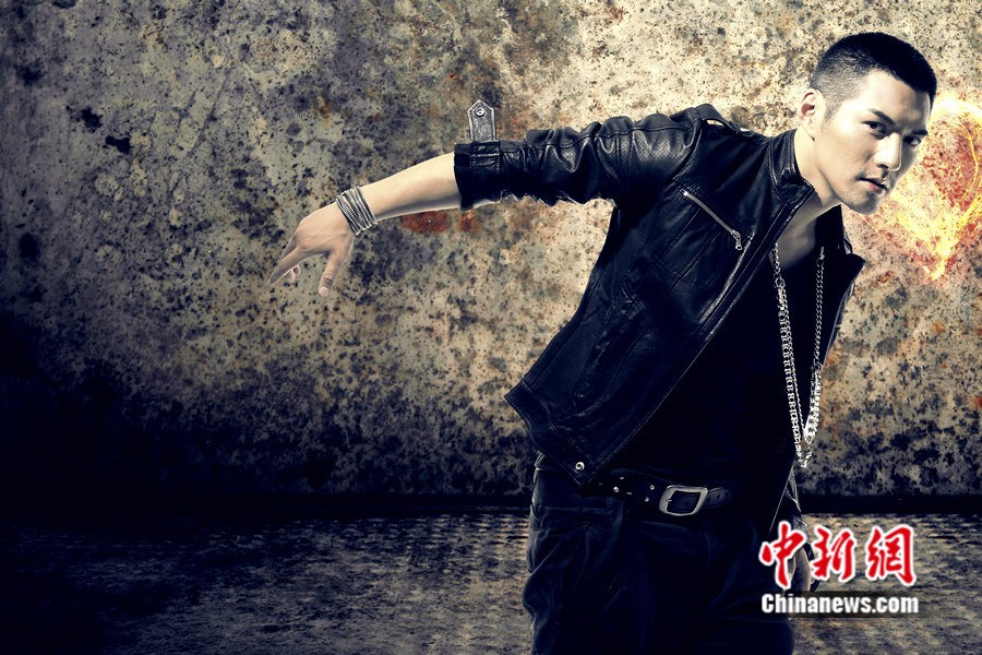 严宽全新烈焰玩酷写真显硬朗野性型男风范