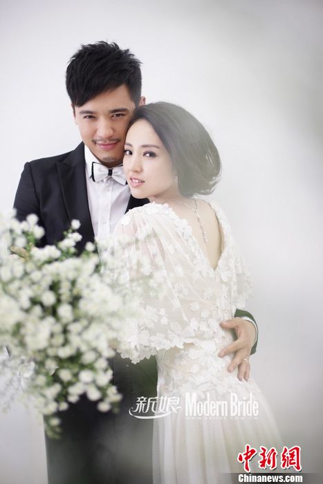 董璇高云翔浪漫婚纱照曝光共沐花瓣雨